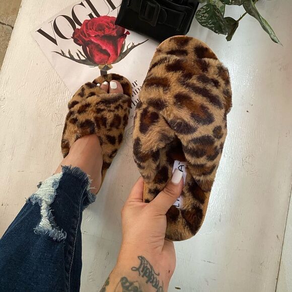 Faux Fur Leopard Slippers - Picture 1 of 5